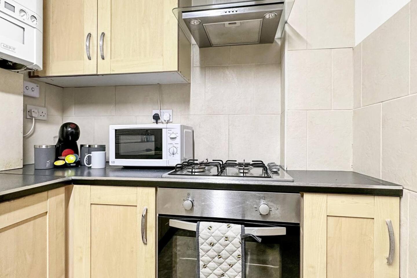 3 Bed Home In Tonypandy With Balcony View Room Llwynypia Exterior photo