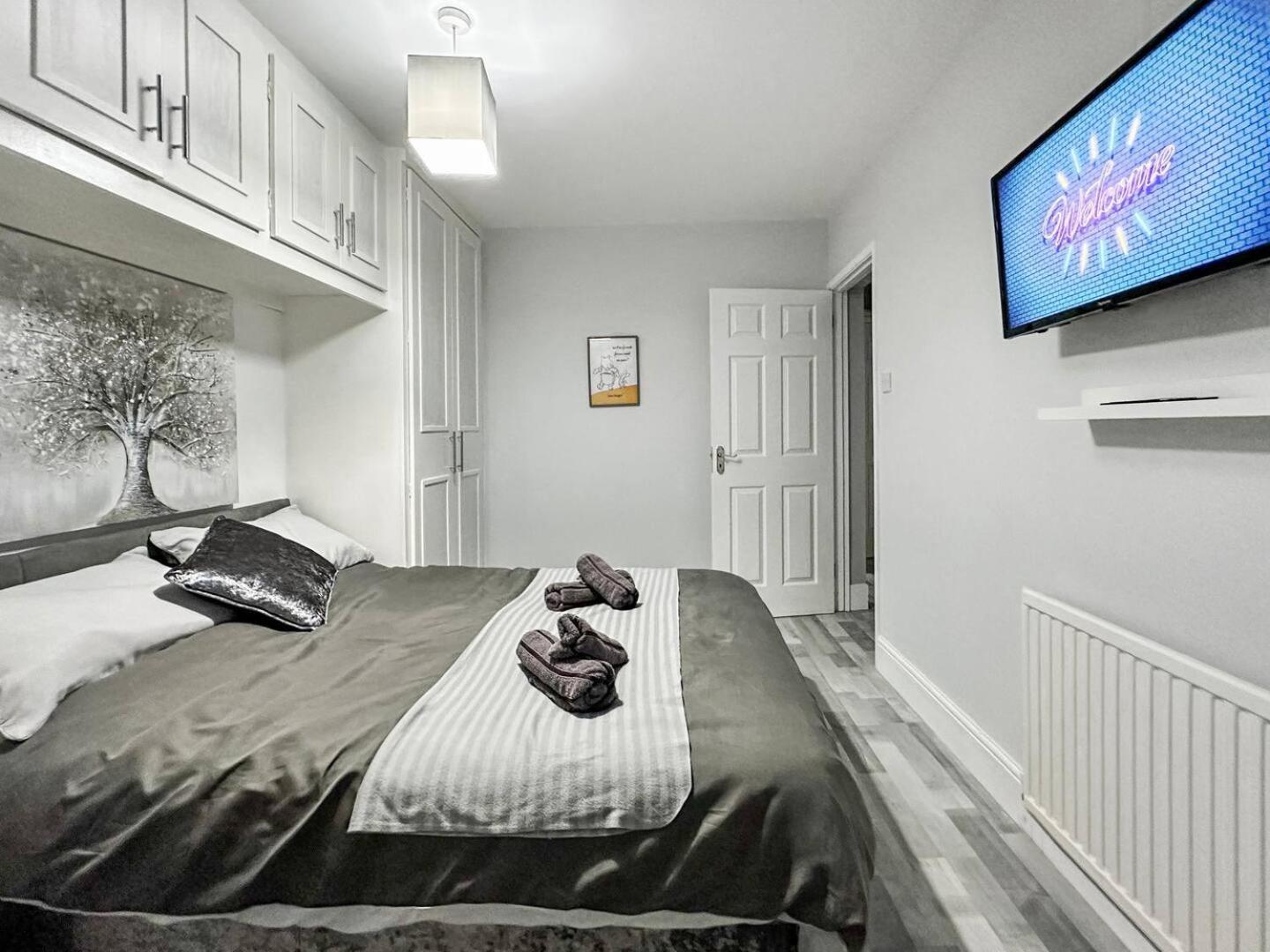 3 Bed Home In Tonypandy With Balcony View Room Llwynypia Exterior photo