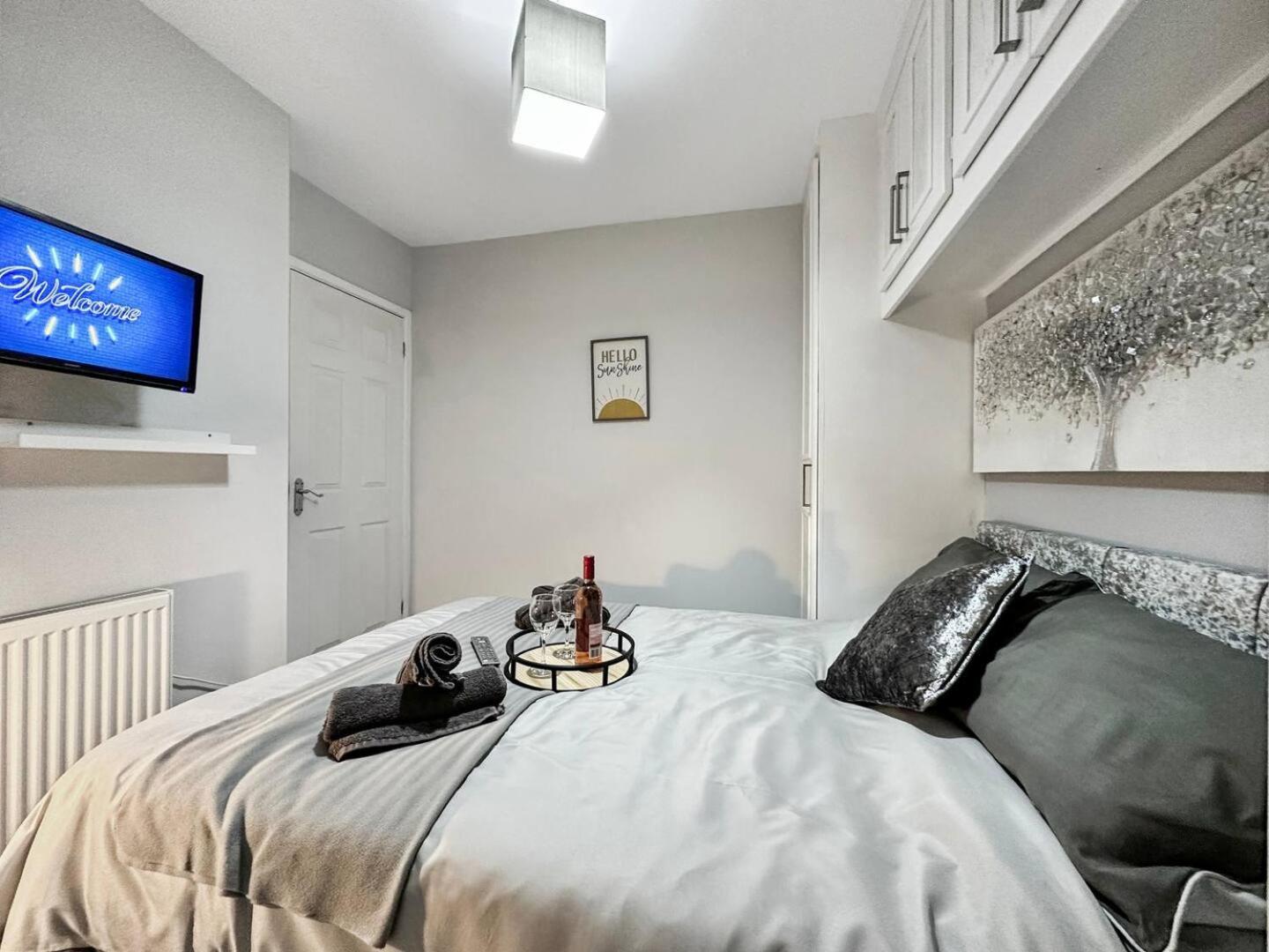 3 Bed Home In Tonypandy With Balcony View Room Llwynypia Exterior photo