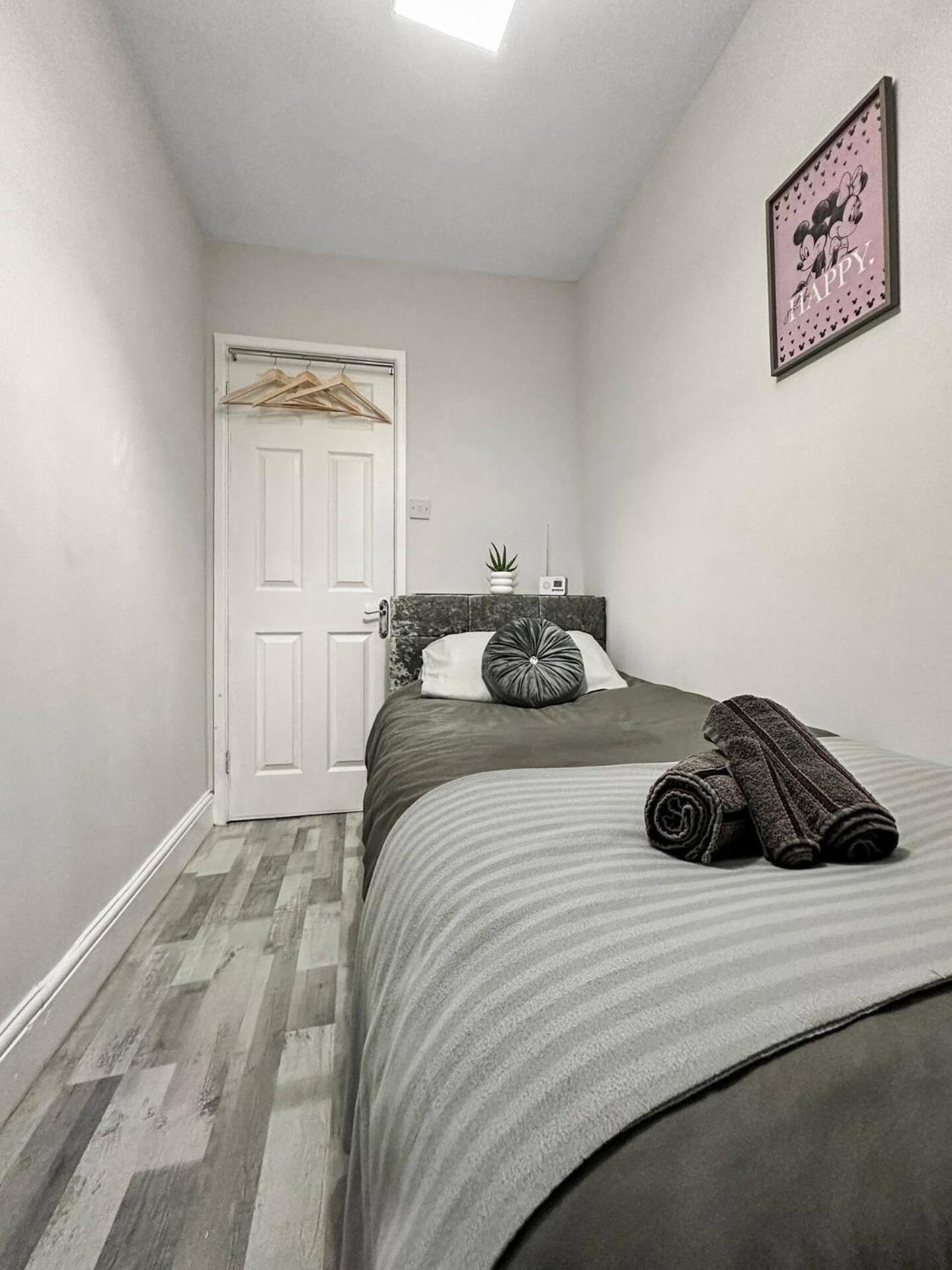 3 Bed Home In Tonypandy With Balcony View Room Llwynypia Exterior photo